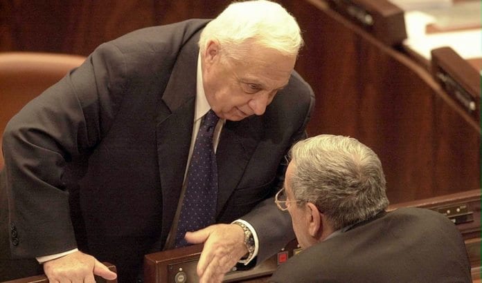Ariel Sharon i Knesset. I februar 2001 ble han valgt som statsminister da Israel gjennomførte direkte valg på statsminister. (Foto: GPO) Ariel Sharon i Knesset. I februar 2001 ble han valgt som statsminister da Israel gjennomførte direkte valg på statsminister. (Foto: GPO)