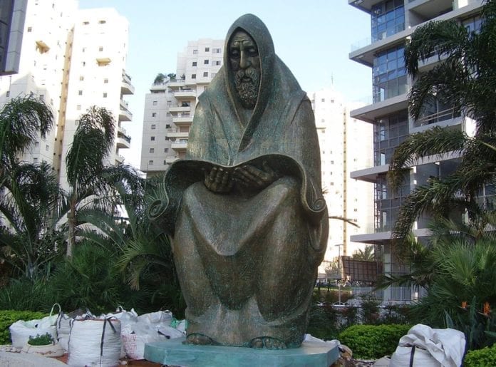 Denne skulpturen er satt opp i den israelske byen Ramat Gan til minne om jødene som ble drept i pogromene i Irak i 1941 og 1960-tallet. (Foto: Wikimedia Commons) Denne skulpturen er satt opp i den israelske byen Ramat Gan til minne om jødene som ble drept i pogromene i Irak i 1941 og 1960-tallet. (Foto: Wikimedia Commons)