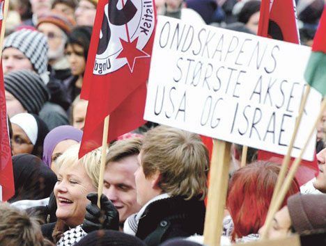 SV-leder Kristin Halvorsen var tydeligvis tilfreds med å stå under anti-israelske slagord under Gaza-krigen i januar 2009. Det er velkjent at SV går inn for boikott av Israel. Partiet støtter også arabiske krav som vil frata jødene deres eneste stat. (Foto: Terje Pedersen, ANB) SV-leder Kristin Halvorsen var tydeligvis tilfreds med å stå under anti-israelske slagord under Gaza-krigen i januar 2009. Det er velkjent at SV går inn for boikott av Israel. Partiet støtter også arabiske krav som vil frata jødene deres eneste stat. (Foto: Terje Pedersen, ANB)