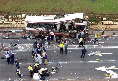 Tre palestinere fra Øst-Jerusalem har vært i kontakt med al-Qaida for å planlegge større terrorangrep i Israel, melder Shin Bet. (Illustrasjonsfoto: En israelsk buss rammet av en selvmordsterrorist under den andre intifadaen)