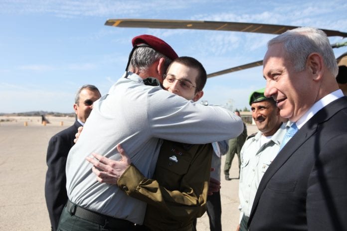 Gilad Shalit ble tatt imot av statsminister Benjamin Netanyahu og forsvarssjef Benny Gantz etter hjemkomst til Israel. (Foto: IDF) Gilad Shalit ble tatt imot av statsminister Benjamin Netanyahu og forsvarssjef Benny Gantz etter hjemkomst til Israel. (Foto: IDF)