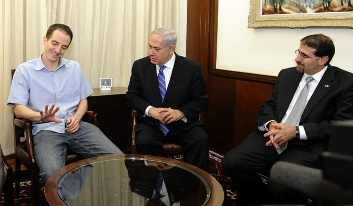 Ilan Grapel (f.v.), sammen med Israels statsminister Benjamin Netanyahu og USAs Tel Aviv-ambassadør Danny Shapiro. Bildet er tatt rett etter Grapel var frigjort av Egypt 27. oktober. Foto: Den amerikanske ambassaden i Tel Aviv.