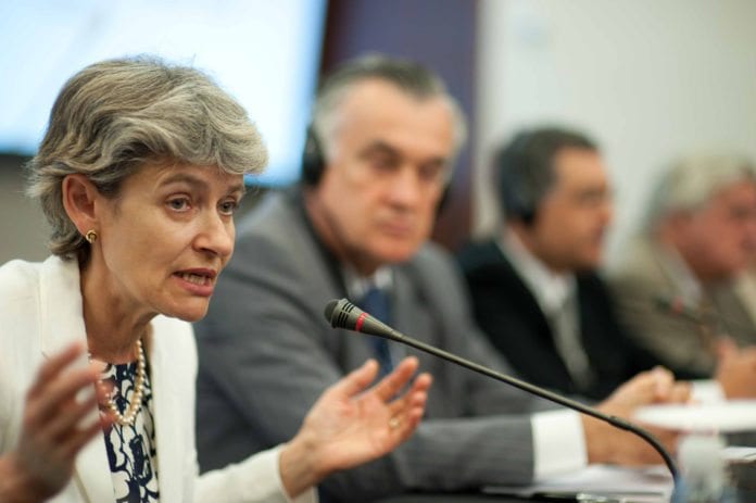 Irina Bokova (t.v.), generaldirektør i UNESCO, kritiserer sentralstyrets beslutning om å akseptere Syria som medlem i to av organets underkomiteer. Foto: Pedro França, MinC.