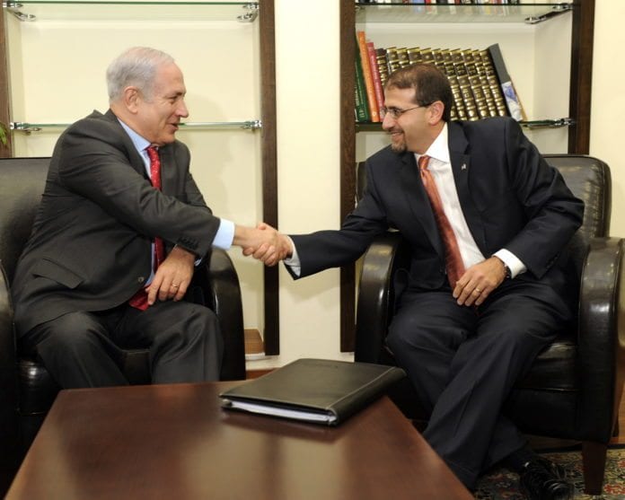 - Vi må få på plass hardere sanksjoner. Vil det hjelpe? Det er vanskelig å si, sa statsminister Benjamin Netanyahu torsdag. Bildet er fra et møte med den amerikanske ambassadøren i Tel Aviv, Danny Shapiro, 4. august 2011. Foto: Den amerikanske ambassaden i Tel Aviv, flickr.com. Benjamin Netanyahu og Danny Shapiro