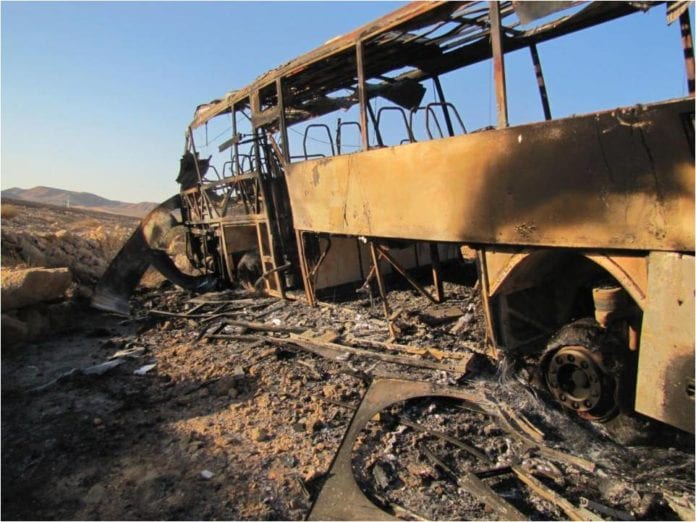 Slik så en buss ut etter å ha blitt rammet av palestinske terrorister fra Gaza-stripen, på vei mot Eilat 18. august 2011. Foto: IDF. Slik så en buss ut etter å ha blitt rammet av palestinske terrorister fra Gaza-stripen, på vei mot Eilat 18. august 2011. Foto: IDF.