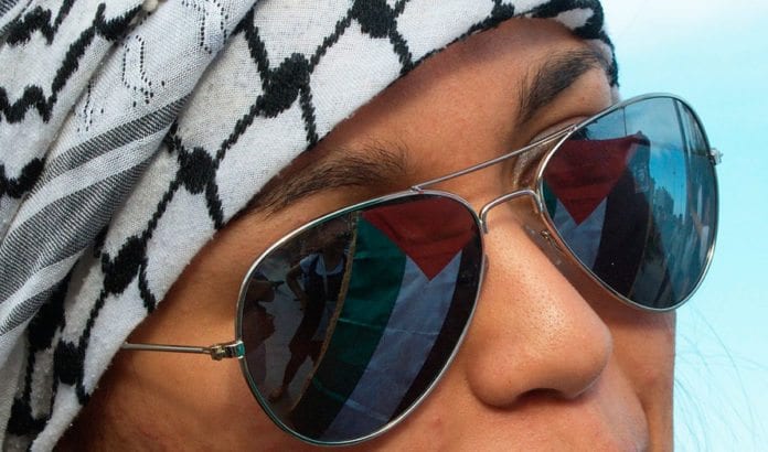 Det palestinske flagget speiler seg i solbrillene til en pro-palestinsk aktivist i Italia. (Illustrasjonsfoto: Marco Bernardini, flickr.com) Det palestinske flagget speiler seg i solbrillene til en pro-palestinsk aktivist i Italia. (Illustrasjonsfoto: Marco Bernardini, flickr.com)