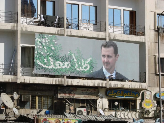 Den syriske befolkningen lar seg ikke lenger lure av propagandabudskapet på Bashar Assad-plakatene rundt om i landet. Foto: Michael Goodine, flickr.com.