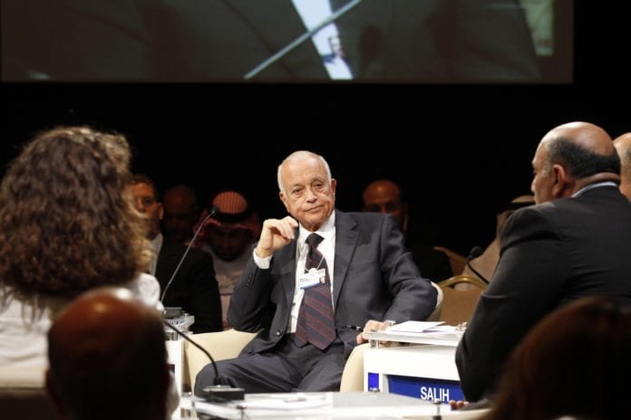 Leder i Den Arabiske liga, Nabil Elaraby, mottok brevet fra Syrias myndigheter der de aksepterer forespørselen om å sende observatører til landet. Foto: Nader Daoud, World Economic Forum. Leder i Den Arabiske liga, Nabil Elaraby, mottok brevet fra Syrias myndigheter der de aksepterer forespørselen om å sende observatører til landet. Foto: Nader Daoud, World Economic Forum.