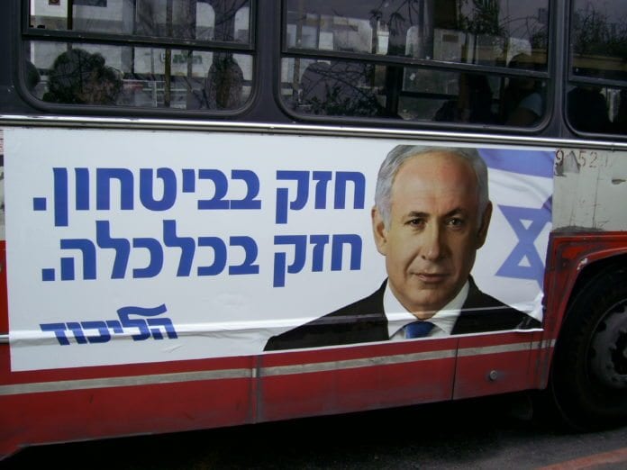 Illustrasjonsfoto: Reklameplakat for Likud fra Knesset-valget i 2009. Benjamin Netanyahu er det beste valget for økonomi og sikkerhet, står det på hebraisk. Foto: Wikipedia