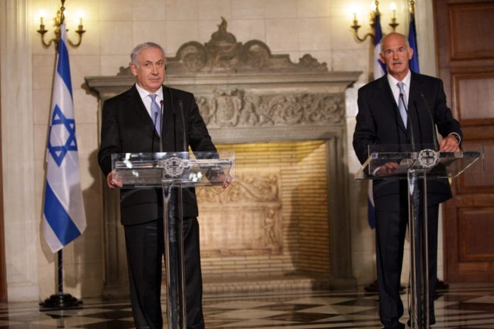 Lucas Papandreou (t.h.), tidligere statsminister i Hellas, er bare én av statslederne Israel har knyttet stadig tettere bånd med de siste årene. Til venstre står Israels statsminister Benjamin Netanyahu. Foto: Statsministerens kontor i Hellas.