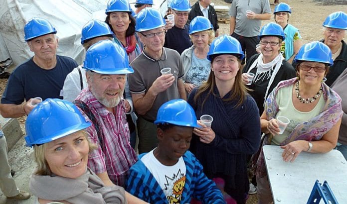 MIFFere fra Hallingdal smaker på deilig vann fra avsaltingsanlegget i Hadera. (Foto: Jostein Sandsmark) MIFFere fra Hallingdal smaker på deilig vann fra avsaltingsanlegget i Hadera. (Foto: Jostein Sandsmark)