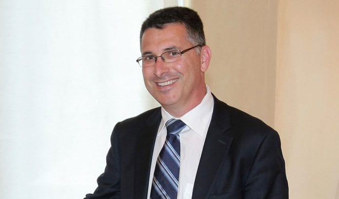 Gideon Sa'ar (Likud) har tidligere vært minister i Netanyahus regjeringer. Gideon Sa'ar (Likud) har tidligere vært minister i Netanyahus regjeringer.