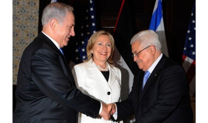 Benjamin Netanyahu og Mahmoud Abbas sammen med Hillary Clinton i september 2010. (Foto: Israelsk UD) Benjamin Netanyahu og Mahmoud Abbas sammen med Hillary Clinton i september 2010. (Foto: Israelsk UD)