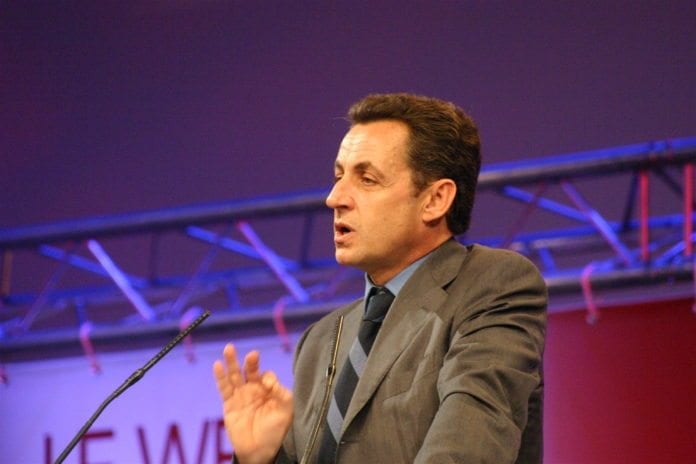 Frankrikes president Nicolas Sarkozy har beordret alle landets skoler til å gjennomføre et minutts stillhet tirsdag, for å minnes ofrene i Toulouse. (Foto: Adam Timworth) Frankrikes president Nicolas Sarkozy har beordret alle landets skoler til å gjennomføre et minutts stillhet tirsdag, for å minnes ofrene i Toulouse. (Foto: Adam Timworth)