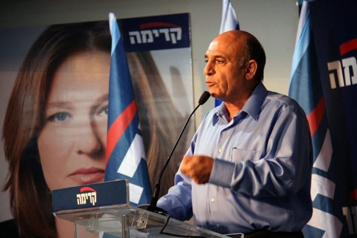 Shaul Mofaz overtar ledelsen av Knessets største opposisjonsparti, sentrumspartiet Kadima. (Foto: Tzipi Livni, flickr.com) Shaul Mofaz overtar ledelsen av Knessets største opposisjonsparti, sentrumspartiet Kadima. (Foto: Tzipi Livni, flickr.com)