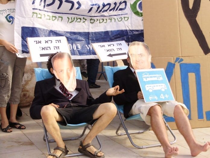 Bildet er fra en protestaksjon mot privatiseringen av det israelske jernbaneselskapet. De to demonstrantene har på seg ironiske masker, som representerer Tel Avivs ordfører Ron Huldai (f.v.) og transportminister Yisrael Katz. (Foto: Green House, flickr.com) Bildet er fra en protestaksjon mot privatiseringen av det israelske jernbaneselskapet. De to demonstrantene har på seg ironiske masker, som representerer Tel Avivs ordfører Ron Huldai (f.v.) og transportminister Yisrael Katz. (Foto: Green House, flickr.com)