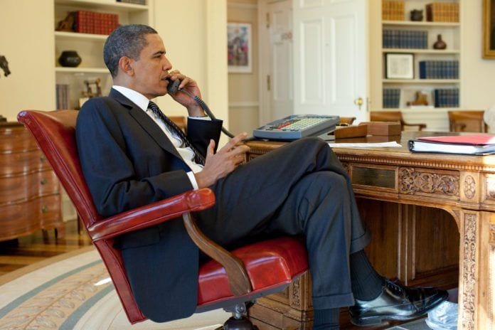 Natt til tirsdag ringte USAs president Barack Obama PA-president Mahmoud Abbas, for å diskutere framgang i fredsprosessen med Israel. (Foto: Pete Souza, Det hvite hus)) Natt til tirsdag ringte USAs president Barack Obama PA-president Mahmoud Abbas, for å diskutere framgang i fredsprosessen med Israel. (Foto: Pete Souza, Det hvite hus))