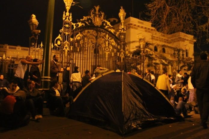 Et telt satt opp utenfor parlamentsbygningen i Kairo, under den egyptiske revolusjonen. (Foto: Omar Robert Hamilton) Et telt satt opp utenfor parlamentsbygningen i Kairo, under den egyptiske revolusjonen. (Foto: Omar Robert Hamilton)
