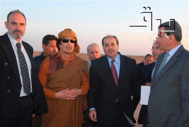 Knesset-medlem Ahmed Tibi sammen med daværende diktator i Libya, Moammar Gadhafi, i 2010. (Foto: AP Photo/Al-Arab, HO) Knesset-medlem Ahmed Tibi sammen med daværende diktator i Libya, Moammar Gadhafi, i 2010. (Foto: AP Photo/Al-Arab, HO)