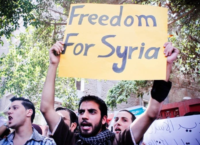 Demonstrantene i Syria har fått den tidligere viseoljeministeren med seg i kampen mot Assad-regimet. (Foto: Maggie Osama, flickr.com) Demonstrantene i Syria har fått den tidligere viseoljeministeren med seg i kampen mot Assad-regimet. (Foto: Maggie Osama, flickr.com)