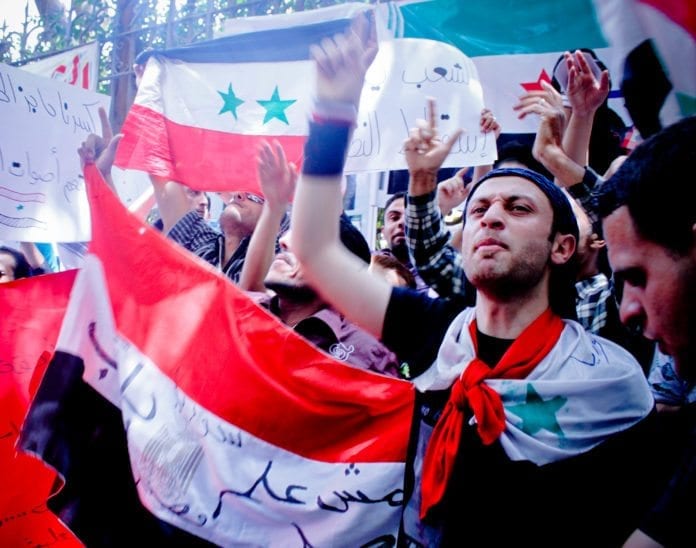 Pro-syriske demonstranter utenfor Syrias ambassade i Kairo, i april 2011. (Illustrasjon: Maggie Osama) Pro-syriske demonstranter utenfor Syrias ambassade i Kairo, i april 2011. (Illustrasjon: Maggie Osama)