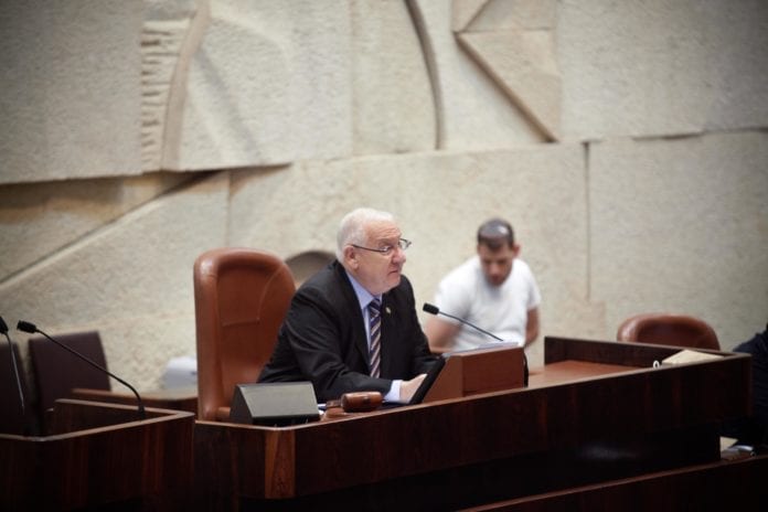 Den sittende regjeringen vil få problemer med å holde seg samlet når budsjettforhandlingene begynner senere i år, tror Knesset-ordstyrer Reuven Rivlin. (Foto: JStreet.org) Den sittende regjeringen vil få problemer med å holde seg samlet når budsjettforhandlingene begynner senere i år, tror Knesset-ordstyrer Reuven Rivlin. (Foto: JStreet.org)