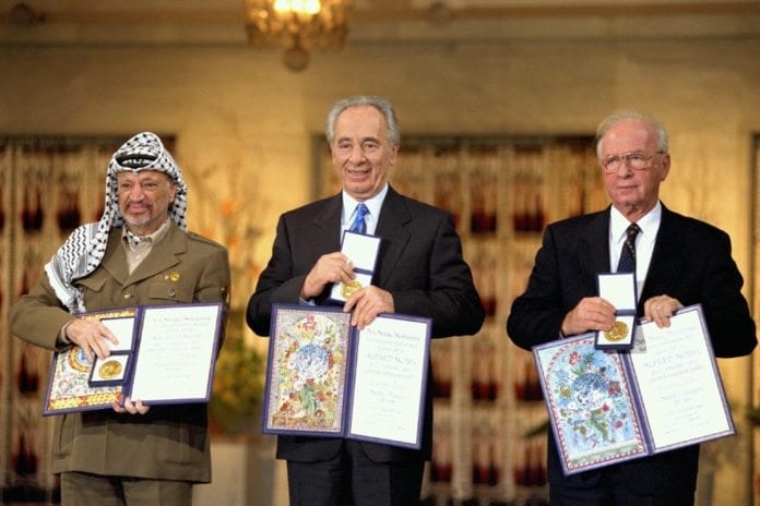 Nobels fredsprisvinnerne i 1994, under utdelingen i Oslo. Fra venstre: Avdøde PA-president Yasser Arafat, daværende israelsk utenriksminister Shimon Peres (nå president) og den avdøde israelske statsministeren Yitzhak Rabin. (Foto: Sa'ar Ya'acov, GPO) Nobels fredsprisvinnerne i 1994, under utdelingen i Oslo. Fra venstre: Avdøde PA-president Yasser Arafat, daværende israelsk utenriksminister Shimon Peres (nå president) og den avdøde israelske statsministeren Yitzhak Rabin. (Foto: Sa'ar Ya'acov, GPO)