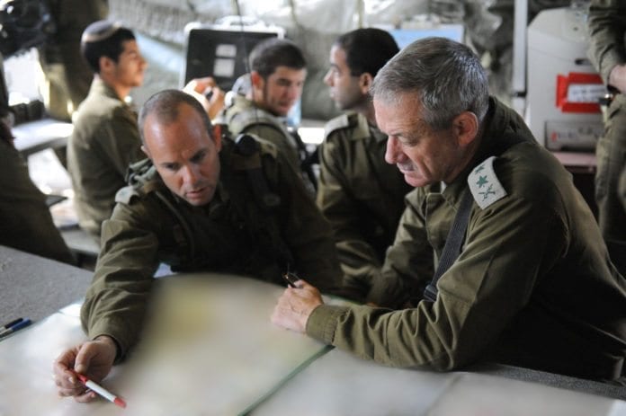 Forsvarssjef Benny Gantz (t.v.) skryter av Forsvarssjef Benny Gantz (t.v.) skryter av