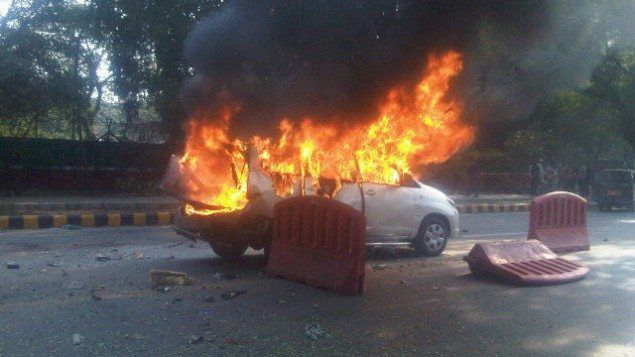 Bilen til den israelske ambassaden i New Dehli, rett etter at den ble utsatt for et terrorangrep i februar. (Foto: Joji Philip Thomas, via Twitter) Bilen til den israelske ambassaden i New Dehli, rett etter at den ble utsatt for et terrorangrep i februar. (Foto: Joji Philip Thomas, via Twitter)