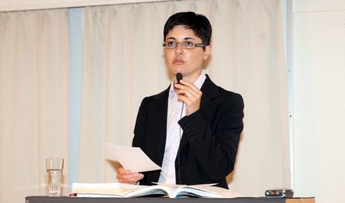 Sara Azmeh Rasmussen tok et oppgjør med sin antisemittiske fortid på MIFFs konferanse sommeren 2011. Se hele foredraget i bunn av artikkelen. (Foto: Conrad Myrland, MIFF) Sara Azmeh Rasmussen tok et oppgjør med sin antisemittiske fortid på MIFFs konferanse sommeren 2011. Se hele foredraget i bunn av artikkelen. (Foto: Conrad Myrland, MIFF)