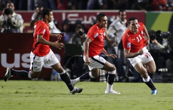 Egypts stjernespiller Amr Zaki (t.h.) har akkurat skåret et mål under Fotball-VM i Sør-Afrika 2010. Den gang var det Puma som var leverandør av draktene. (Foto: Amr Abdallah Dalsh, Reuters) Egypts stjernespiller Amr Zaki (t.h.) har akkurat skåret et mål under Fotball-VM i Sør-Afrika 2010. Den gang var det Puma som var leverandør av draktene. (Foto: Amr Abdallah Dalsh, Reuters)