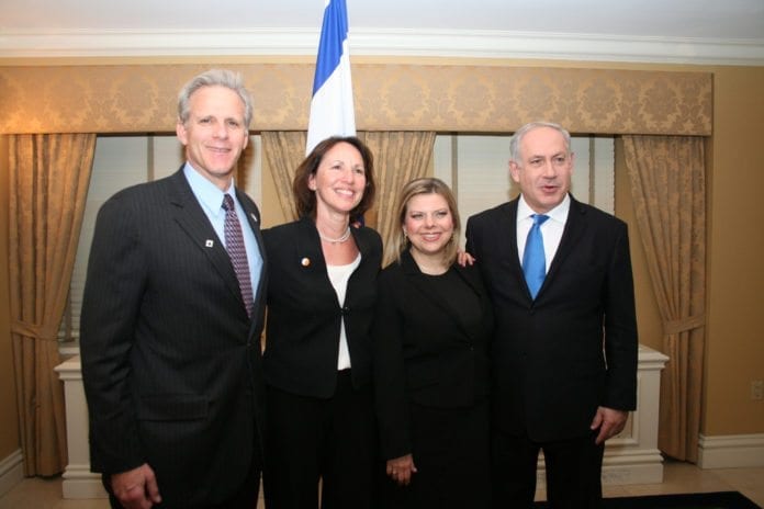 Michael Oren og hans kone (f.v.) under et statsbesøk fra Benjamin Netanyahu og hans kone i mars 2010. (Foto: Israels ambassade i USA) Michael Oren og hans kone (f.v.) under et statsbesøk fra Benjamin Netanyahu og hans kone i mars 2010. (Foto: Israels ambassade i USA)