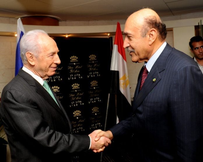 Israels president Shimon Peres (t.v.) møtte i 2010 den daværende egyptiske etterretningsministeren Omar Suleiman (t.h.). (Foto: Moshe Milner, GPO) Israels president Shimon Peres (t.v.) møtte i 2010 den daværende egyptiske etterretningsministeren Omar Suleiman (t.h.). (Foto: Moshe Milner, GPO)
