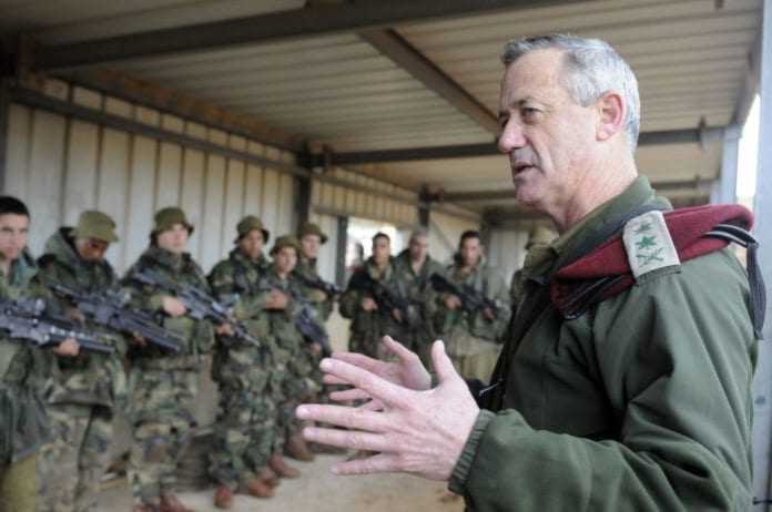 Israels forsvarssjef Benny Gantz (t.h.) har tro på at Iran kan snu når det gjelder sitt atomvåpenprogram. (Foto: IDF) Israels forsvarssjef Benny Gantz (t.h.) har tro på at Iran kan snu når det gjelder sitt atomvåpenprogram. (Foto: IDF)
