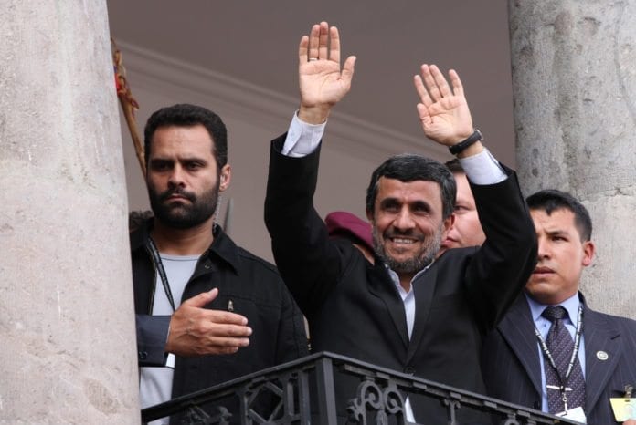 Irans president Mahmoud Ahmadinejad (midten) sier dersom Irans president Mahmoud Ahmadinejad (midten) sier dersom