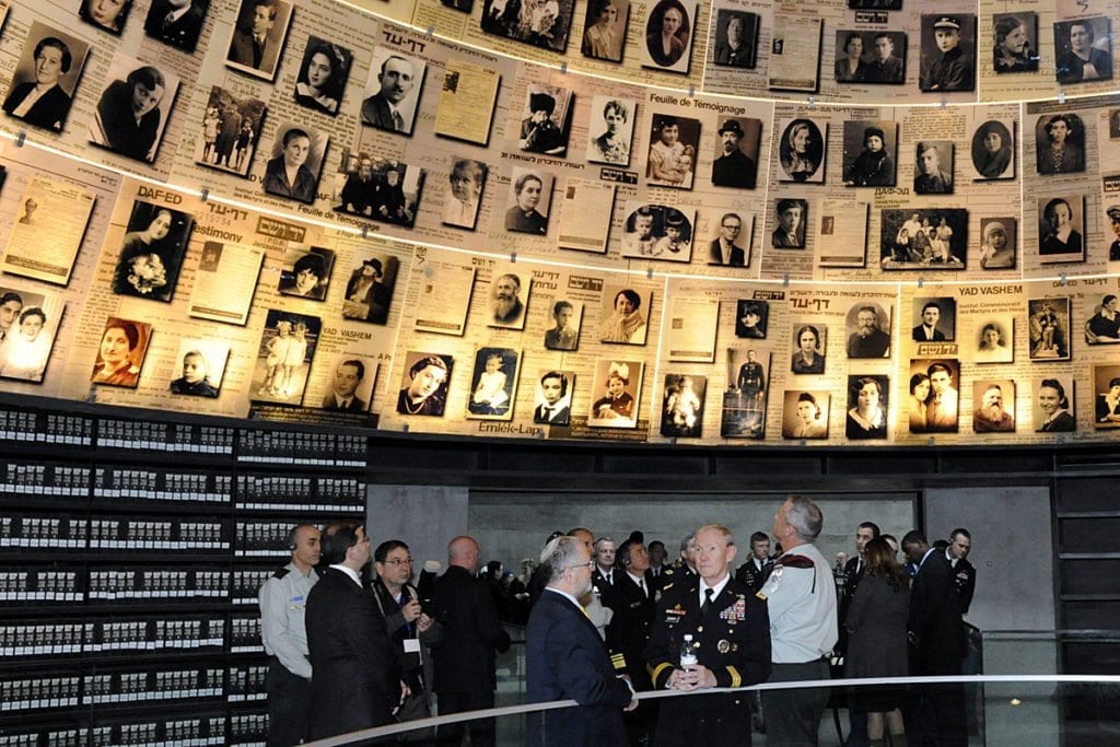 USAs forsvarssjef Martin E. Dempsey (fremst, m. flaske i hånden) avla et offisielt besøk ved Yad Vashem i januar 2012. (Foto: USAs ambassade i Tel Aviv)