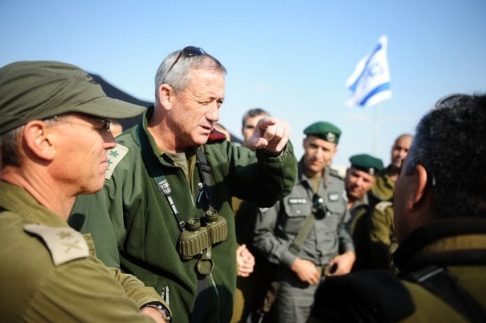 Forsvarssjef Benny Gantz (nr. to f.v.) advarer Israels fiender om at angrep mot israelske mål, vil bli møtt med motsvar. (Foto: IDF) Forsvarssjef Benny Gantz (nr. to f.v.) advarer Israels fiender om at angrep mot israelske mål, vil bli møtt med motsvar. (Foto: IDF)