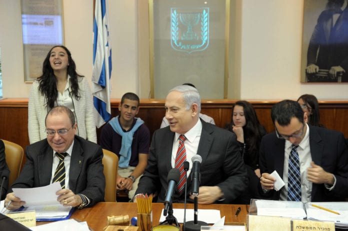 Det kan se ut til at et nyvalg i Israel kan finne sted i august eller september. Statsminister Benjamin Netanyahu (midten) har imidlertid grunn til å smile, siden Likud gjør det svært godt på meningsmålingene. (Foto: GPO) Det kan se ut til at et nyvalg i Israel kan finne sted i august eller september. Statsminister Benjamin Netanyahu (midten) har imidlertid grunn til å smile, siden Likud gjør det svært godt på meningsmålingene. (Foto: GPO)