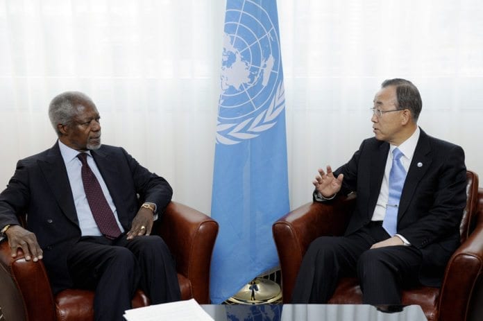 Den siste FN-resolusjonen ber Syrias regjering respektere FN-utsending Kofi Annans (t.v.) fredsplan. Til høyre: FNs generalsekretær Ban Ki-moon. (Foto: UN Information Service, Geneva) Den siste FN-resolusjonen ber Syrias regjering respektere FN-utsending Kofi Annans (t.v.) fredsplan. Til høyre: FNs generalsekretær Ban Ki-moon. (Foto: UN Information Service, Geneva)