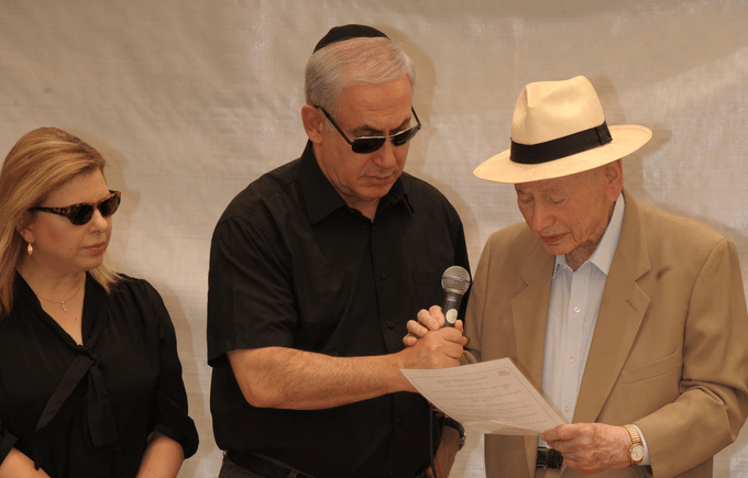 Statsminister Benjamin Netanyahu (midten) sammen med sin kone Sara (t.v) og sin far Benzion (t.h.). (Foto: GPO) Statsminister Benjamin Netanyahu (midten) sammen med sin kone Sara (t.v) og sin far Benzion (t.h.). (Foto: GPO)