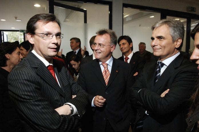 Østerrikes forsvarsminister Norbert Darabos (fremst t.v.) er nok en gang i hardt vær. (Foto: Werner Faymann) Østerrikes forsvarsminister Norbert Darabos (fremst t.v.) er nok en gang i hardt vær. (Foto: Werner Faymann)