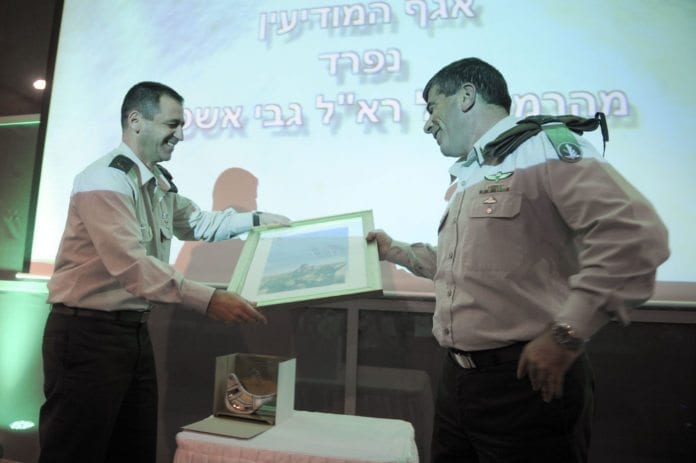 Den militære etterretningssjefen Aviv Kochavi (f.v.), her sammen med tidligere forsvarssjef Gabi Ashkenazi. (Foto: IDF) Den militære etterretningssjefen Aviv Kochavi (f.v.), her sammen med tidligere forsvarssjef Gabi Ashkenazi. (Foto: IDF)