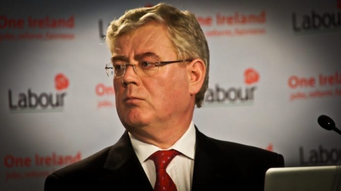 Irlands utenriksminister Eamon Gilmore er pådriver i den irske regjeringen for et nytt lovforslag i EU om å ulovliggjøre Irlands utenriksminister Eamon Gilmore er pådriver i den irske regjeringen for et nytt lovforslag i EU om å ulovliggjøre