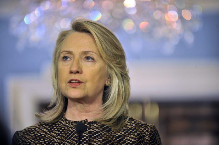 Hillary Clinton ønsker at India skal forsøke enda hardere å bremse importen av olje fra Iran. (Foto: Glenn Fawcett, Det amerikanske forsvarsdepartementet) Hillary Clinton ønsker at India skal forsøke enda hardere å bremse importen av olje fra Iran. (Foto: Glenn Fawcett, Det amerikanske forsvarsdepartementet)