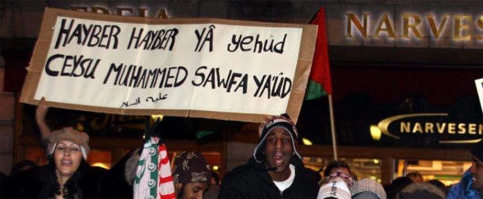 Da Israel-venner holdt en støttemarkering for Israel i Oslo 8. januar holdt noen av motdemonstrantene opp dette banneret. Teksten er en trussel om å gjenta Muhammeds massakre av de tre jødiske stammene i Hayber. Da Israel-venner holdt en støttemarkering for Israel i Oslo 8. januar holdt noen av motdemonstrantene opp dette banneret. Teksten er en trussel om å gjenta Muhammeds massakre av de tre jødiske stammene i Hayber.