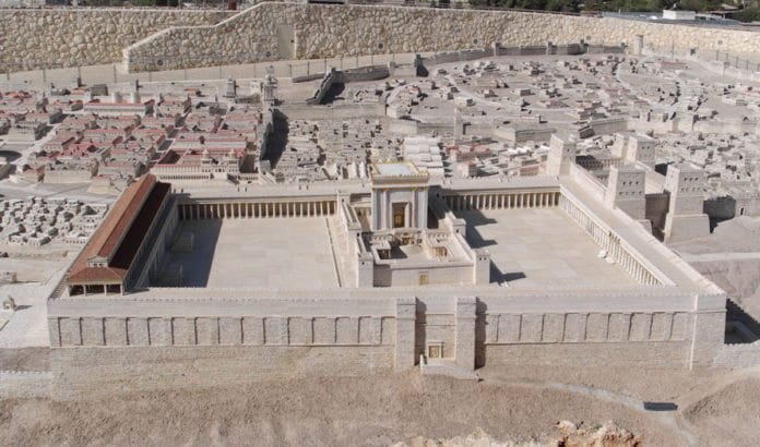 Modell av jødenes tempel som ble ødelagt av romerne i år 70 e.Kr. Palestinske ledere formidler historieforfalskning som benekter at et jødisk tempel noen gang eksisterte på tempelplassen i Jerusalem. (Foto: Berthold Werner, Wikimedia Commons) Modell av jødenes tempel som ble ødelagt av romerne i år 70 e.Kr. Palestinske ledere formidler historieforfalskning som benekter at et jødisk tempel noen gang eksisterte på tempelplassen i Jerusalem. (Foto: Berthold Werner, Wikimedia Commons)