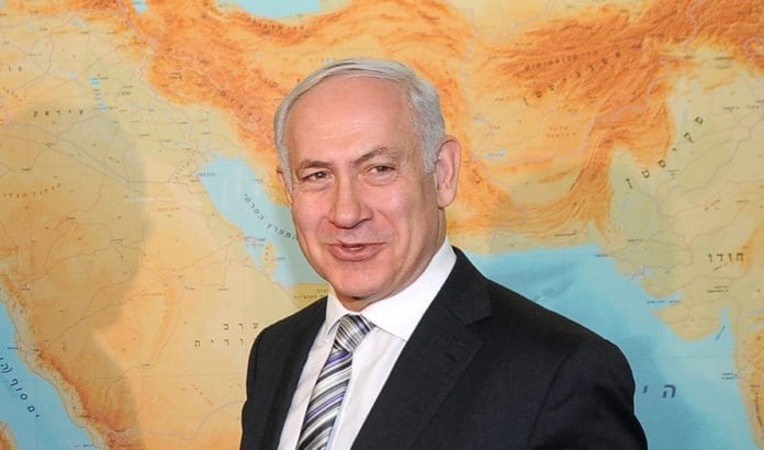 Statsminister Benjamin Netanyahu gleder seg over å lese meningsmålinger. (Foto: Νέα Δημοκρατία, flickr.com) Statsminister Benjamin Netanyahu gleder seg over å lese meningsmålinger. (Foto: Νέα Δημοκρατία, flickr.com)