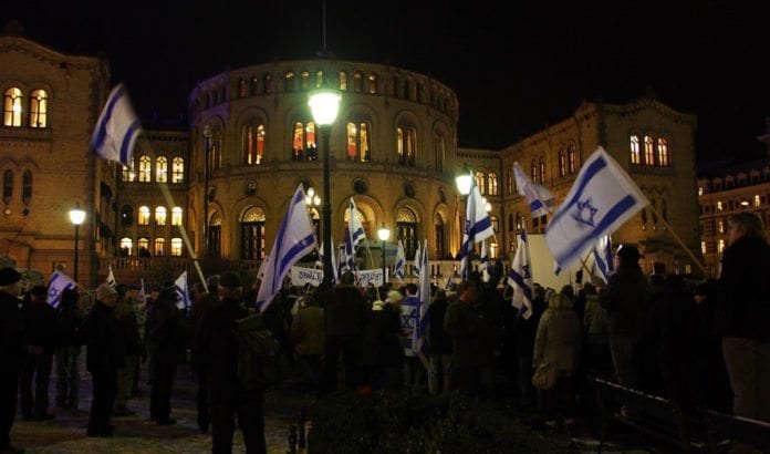Fra støttemarkeringen for Israel utenfor Stortinget 8. januar 2009. (Illustrasjonsfoto: Odd Østtveit) Fra støttemarkeringen for Israel utenfor Stortinget 8. januar 2009. (Illustrasjonsfoto: Odd Østtveit)