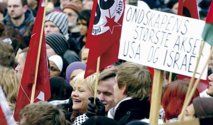 SV-leder Kristin Halvorsen var tydeligvis tilfreds med å stå under anti-israelske slagord under Gaza-krigen i januar 2009. Det er velkjent at SV går inn for boikott av Israel. Partiet støtter også arabiske krav som vil frata jødene deres eneste stat. (Foto: Terje Pedersen, ANB) SV-leder Kristin Halvorsen var tydeligvis tilfreds med å stå under anti-israelske slagord under Gaza-krigen i januar 2009. Det er velkjent at SV går inn for boikott av Israel. Partiet støtter også arabiske krav som vil frata jødene deres eneste stat. (Foto: Terje Pedersen, ANB)