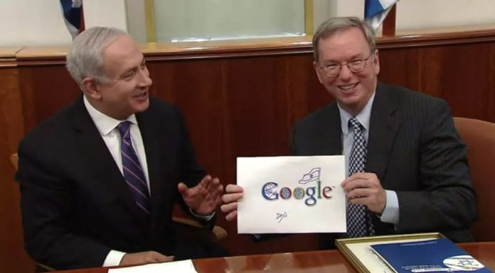 Israels statsminister Benjamin Netanyhau kom med et forslag til tilpasning av Google-logoen da han tok imot internettselskapets styreformann Eric Schmidt tirsdag. (Skjermdump fra video publisert av Statsministerens kontor) Israels statsminister Benjamin Netanyhau kom med et forslag til tilpasning av Google-logoen da han tok imot internettselskapets styreformann Eric Schmidt tirsdag. (Skjermdump fra video publisert av Statsministerens kontor)